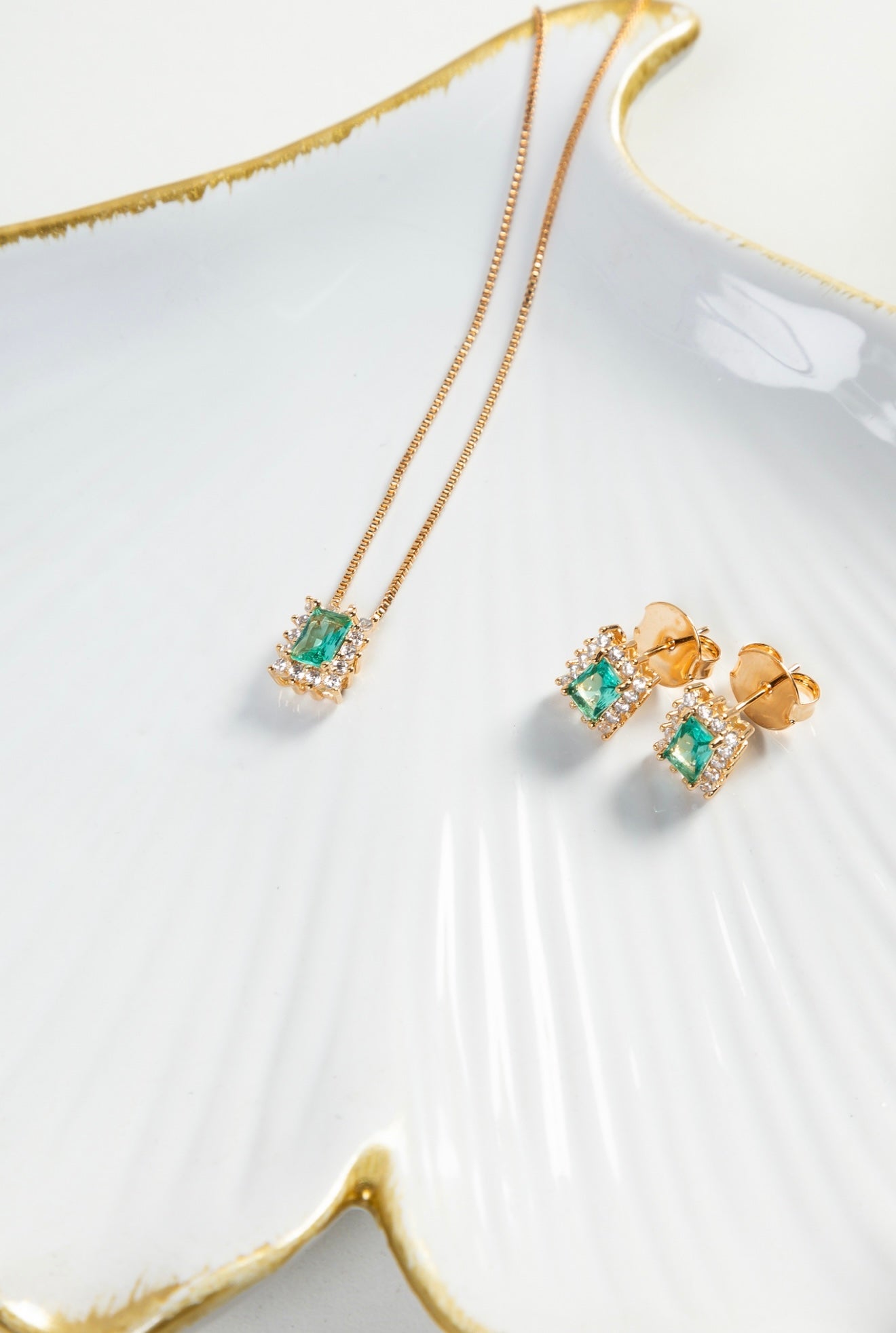 Delicate square set