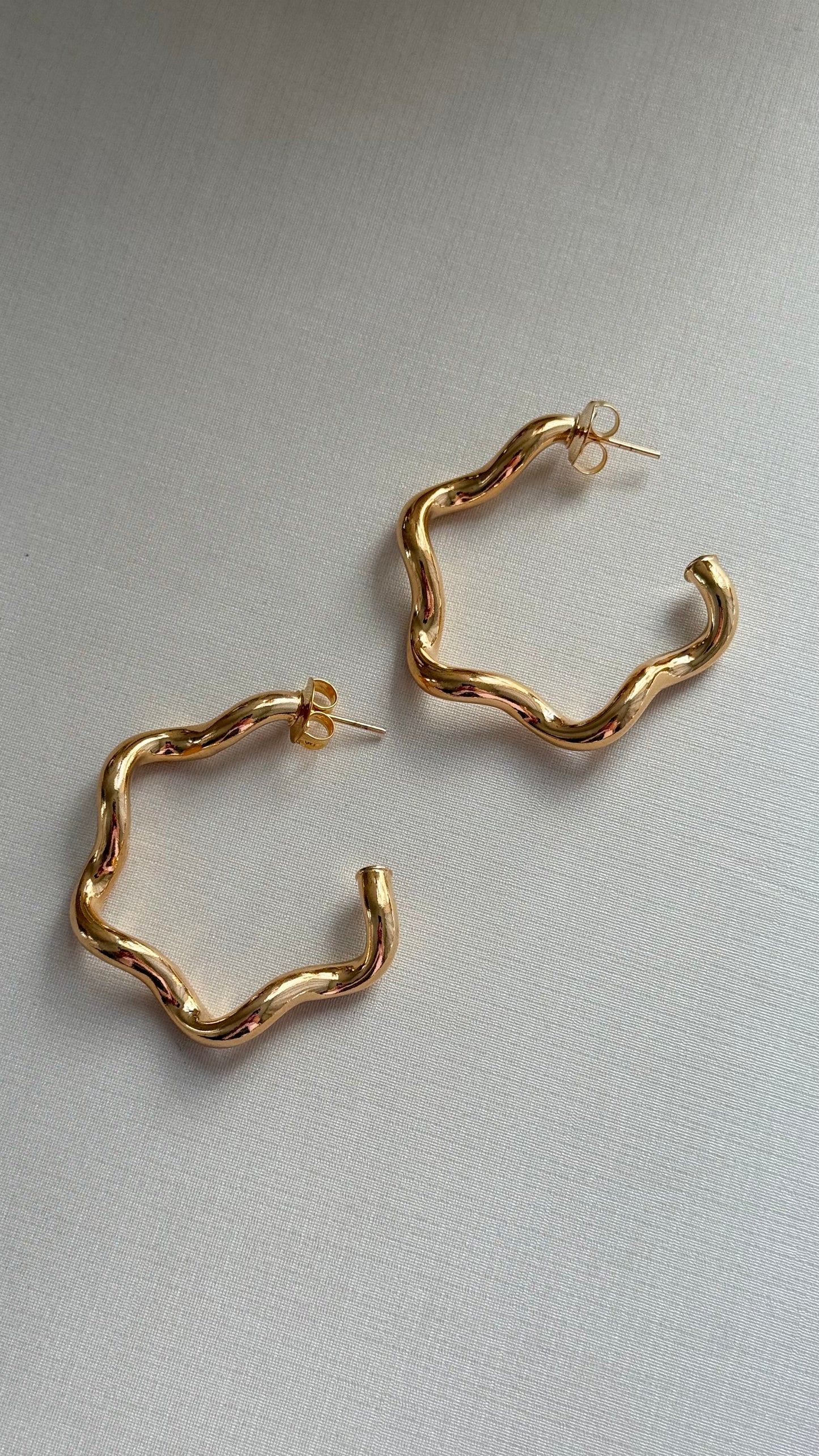 Wavy hoop earring