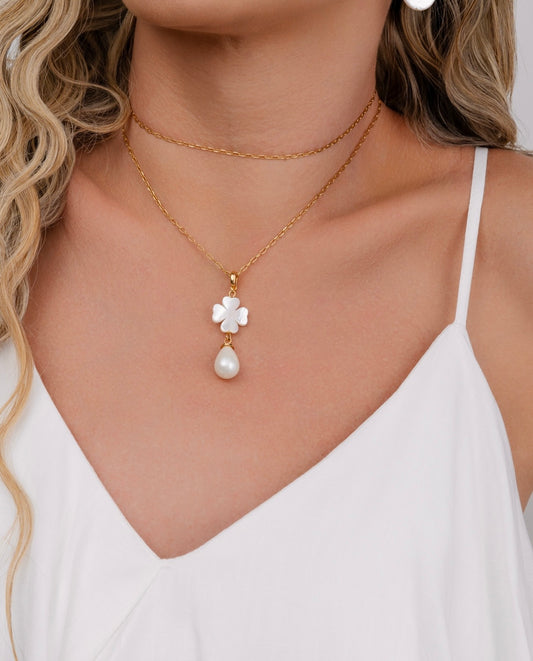 Long clover necklace in mother of pearl and shell pearl drop