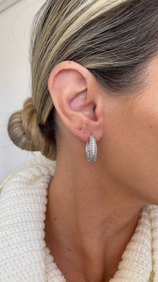 Hoop earring in zirconias