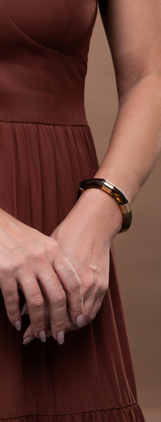 Bracelet in brown resin and gold tube