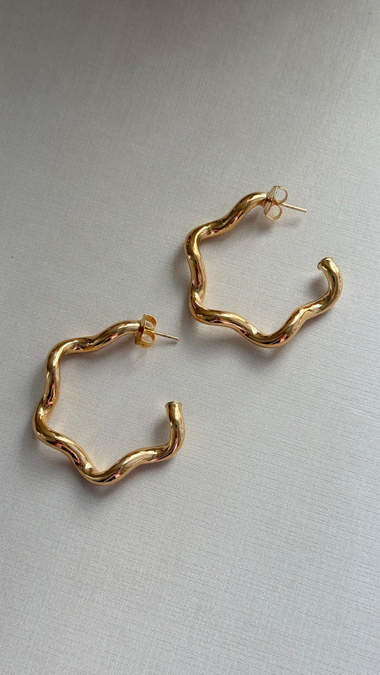 Wavy hoop earring