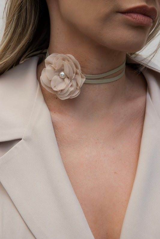Nude Pearl Flower Necklace