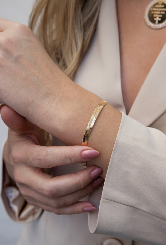 Gold ribbon bracelet